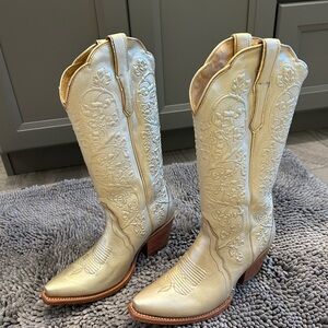 ARIAT WOMEN'S PLATINUM GOLD WESTERN BOOTS - SNIP TOE